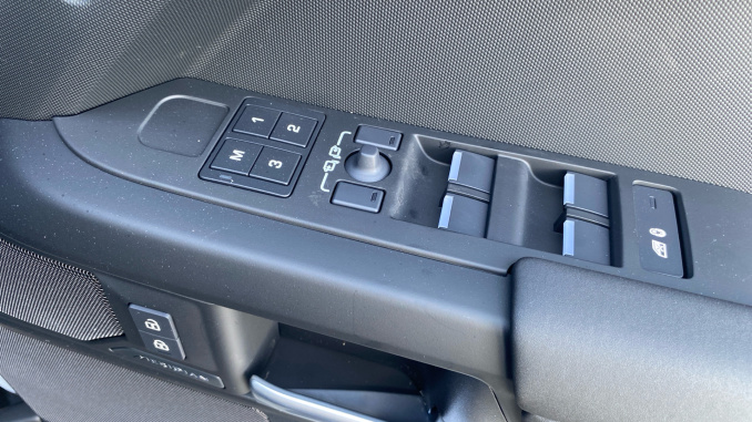 Land Rover Defender 3.0 D250 X-Dynamic SE 110 5dr Auto Diesel Estate - Image 33